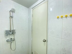 Shower, free toiletries, towels - Cozy Studio Room At Suites @Metro (Bandung)