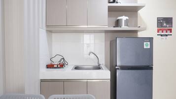 Room | Private kitchen | Fridge, stovetop, cookware/dishes/utensils