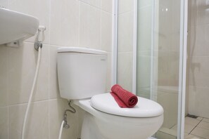 Ducha, artículos de higiene personal gratuitos y toallas