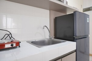 Refrigerador, placa de cocina, utensilios de cocina