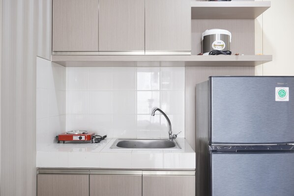 ثلاجة، موقد طهي مسطح، مستلزمات طهي/أطباق/أوعية