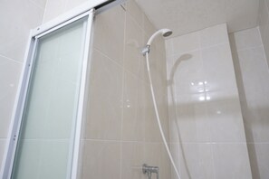 Zimmer | Badezimmer | Dusche, kostenlose Toilettenartikel, Handtücher