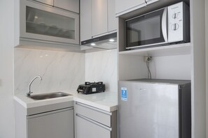 Room | Private kitchen | Fridge, stovetop, cookware/dishes/utensils - Elegant 1Br Apartment At M-Town Residence Near Summarecon Mall (Gading Serpong)