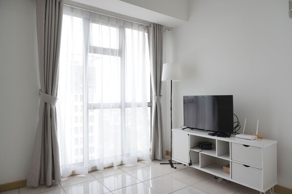 TV - Elegant 1Br Apartment At M-Town Residence Near Summarecon Mall (Gading Serpong)