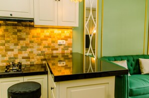 Geladeira, micro-ondas, cooktop, talheres/pratos/utensílios de cozinha