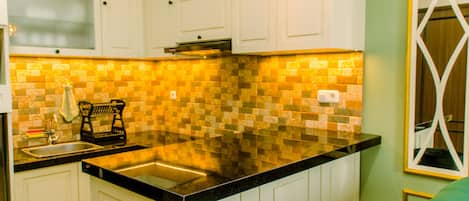 ثلاجة، ميكروويف، موقد طهي مسطح، مستلزمات طهي/أطباق/أوعية