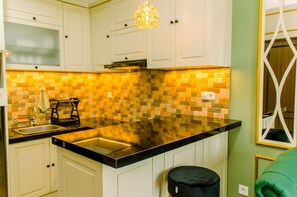 Geladeira, micro-ondas, cooktop, talheres/pratos/utensílios de cozinha