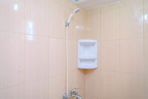 Zimmer | Badezimmer | Dusche, kostenlose Toilettenartikel, Handtücher