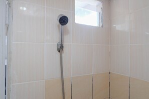 Værelse | Badeværelse | Bruser, gratis toiletartikler, håndklæder