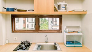 Lemari es, kompor, dan peralatan masak/sendok-piring