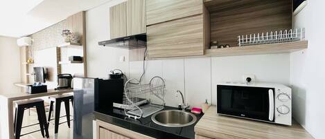 Frigorífico, microondas, placa de cocina y utensilios de cocina