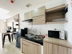 Fridge, microwave, stovetop, cookware/dishes/utensils - Deluxe Studio Room At Dago Suites Apartment (Bandung)