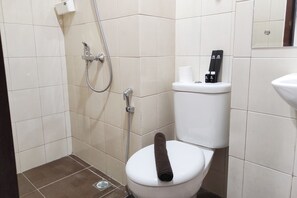 Zimmer | Badezimmer | Dusche, kostenlose Toilettenartikel, Handtücher