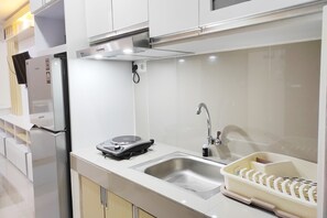 Kühlschrank, Herdplatte, Kochgeschirr/Geschirr/Besteck