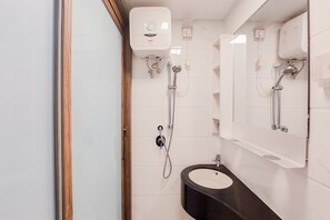 Habitación | Baño | Regadera, amenidades de baño gratuitas, toallas