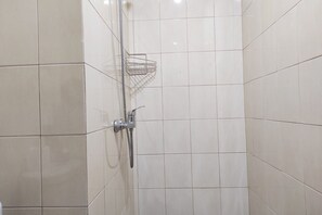 Ducha, artículos de higiene personal gratuitos y toallas