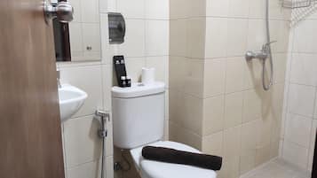 Shower, free toiletries, towels
