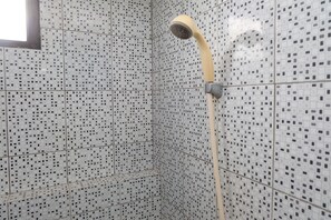 Dusche, kostenlose Toilettenartikel, Handtücher