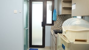 Tủ lạnh, bếp nấu, dụng cụ nấu nướng/bát dĩa/dao nĩa 
