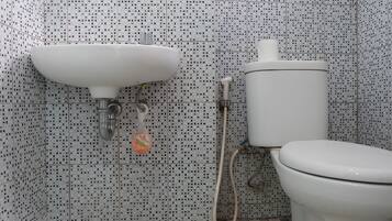 Room | Bathroom | Shower, free toiletries, towels