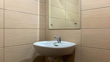 Shower, free toiletries, towels