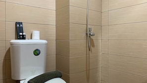 Chambre | Salle de bain | Douche, articles de toilette gratuits, serviettes fournies