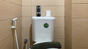 Dusche, kostenlose Toilettenartikel, Handtücher