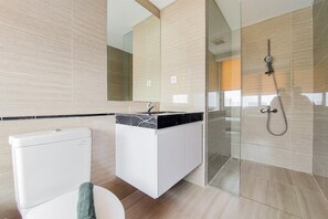 Dusj, toalettartikler (inkludert) og håndklær