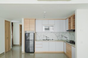 Habitació | Cuina privada | Frigorífic, placa de cuina i utensilis de cuina, vaixella i coberteria