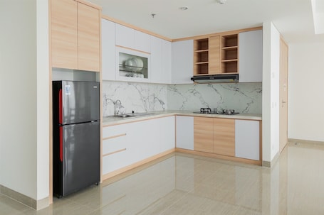 Fridge, stovetop, cookware/dishes/utensils
