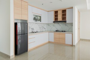 Refrigerador, placa de cocina, utensilios de cocina