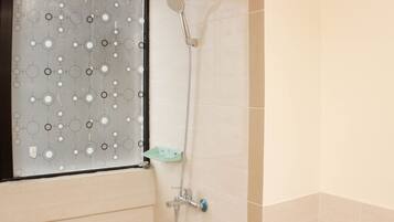 Ducha, artículos de tocador gratuitos, toallas