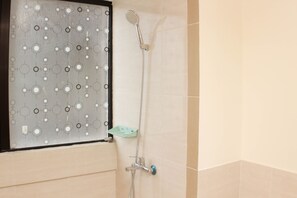 Shower, perlengkapan mandi gratis,  dan handuk