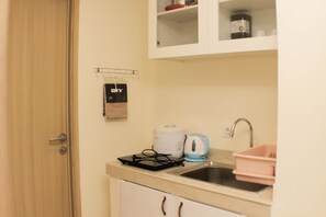 Kühlschrank, Herdplatte, Kochgeschirr/Geschirr/Besteck