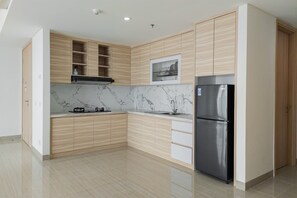 Kamer | Privékeuken | Een koelkast, een kookplaat, kookgerei, borden en bestek