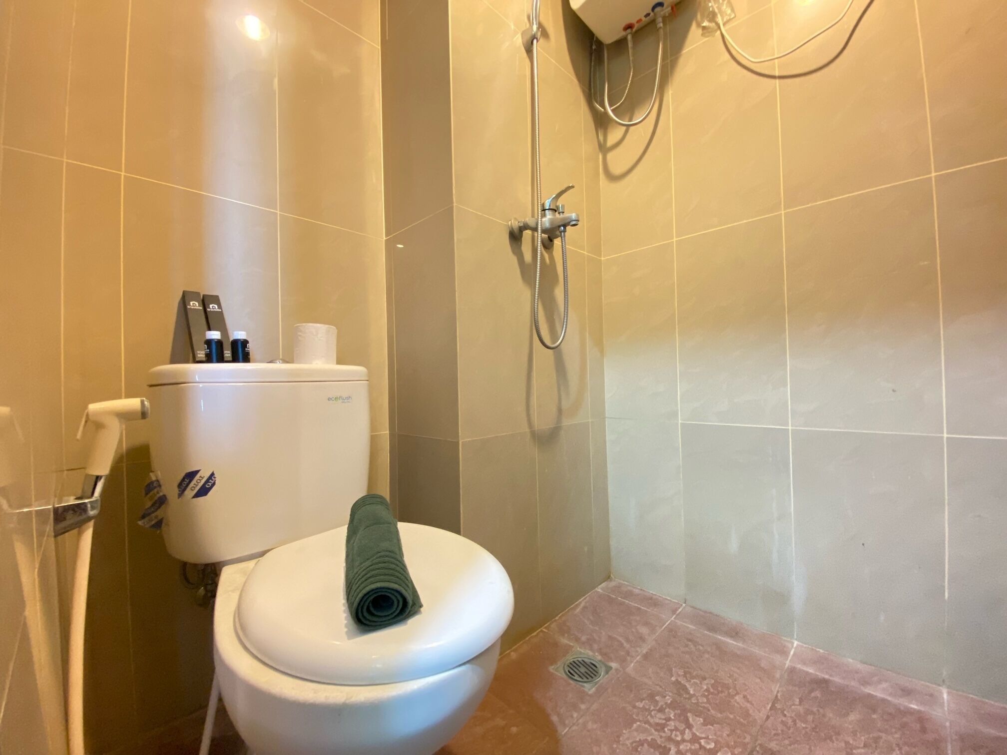 Douche, articles de toilette gratuits, serviettes fournies