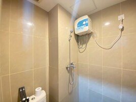 Ducha, artículos de higiene personal gratuitos y toallas