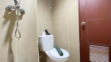 Dusche, kostenlose Toilettenartikel, Handtücher