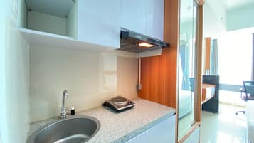 Quarto | Cozinha privada | Geladeira, cooktop, talheres/pratos/utensílios de cozinha