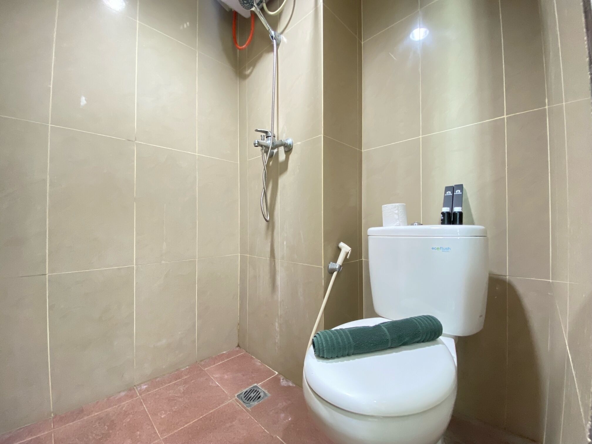 Douche, articles de toilette gratuits, serviettes fournies