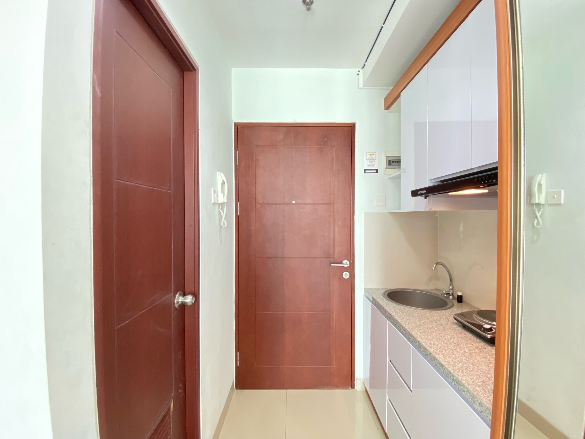 Refrigerador, parrilla de estufa y utensilios de cocina 