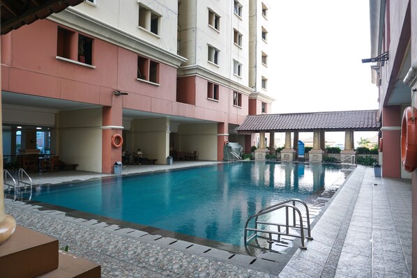 Outdoor pool - Comfort And Cozy 2Br At Gajah Mada Mediterania Apartment (Jakarta)