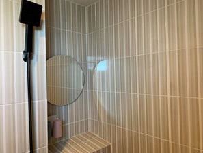 Ducha, artículos de tocador gratuitos, toallas