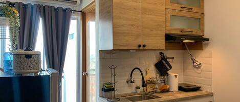 Room | Private kitchen | Fridge, stovetop, cookware/dishes/utensils