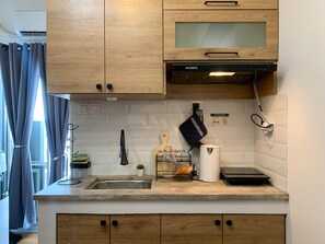 Refrigerador, placa de cocina, utensilios de cocina