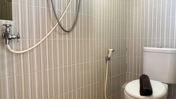 Room | Bathroom | Shower, free toiletries, towels