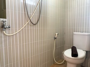 Habitación | Baño | Regadera, amenidades de baño gratuitas, toallas 