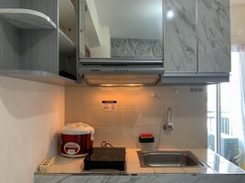 Room | Private kitchen | Fridge, stovetop, cookware/dishes/utensils