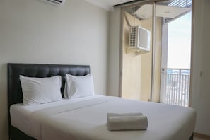 Relax in this stylish room with a large bed, city view, and air conditioning.