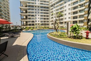 Outdoor pool - Comfy 2Br Apartment At Gateway Pasteur Near Pasteur Exit Toll (Cimahi)